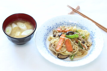 玉子と野菜たっぷりの焼きうどんと豆腐の味噌汁