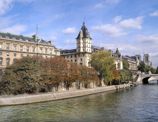 Obraz premium View of the Seine river at sunset, with the Notre Dame church in the background. In Paris.