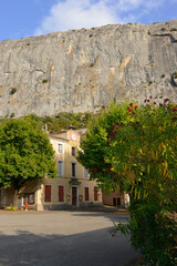 Place de la Mairie au pied de la Falaise de la Madeleine à Lioux (84220), département du Vaucluse en région Provence-Alpes-Côte-d'Azur, France