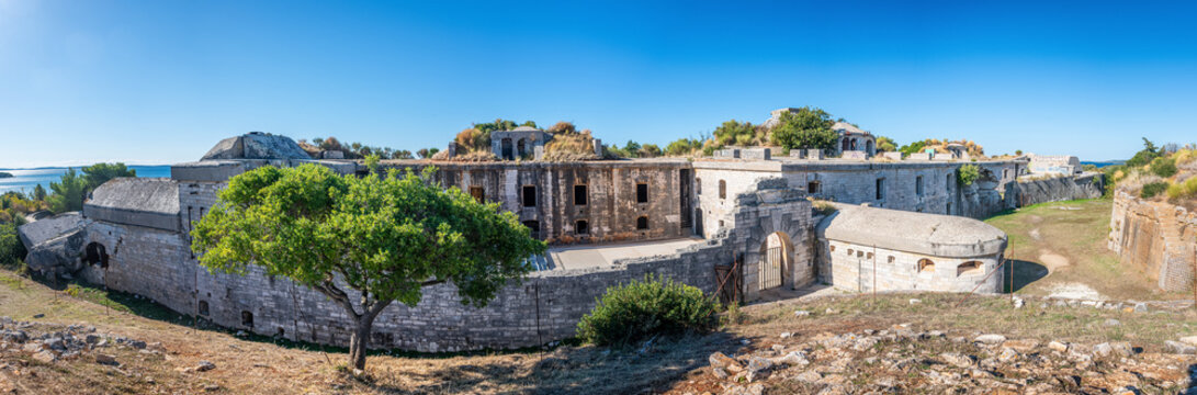 Fort Forno, Part of the Barbariga Defence Groupin Istria. Forno Fortress is a coastal fortress located in Barbariga, which the Austrian Navy built in 1904 to protect its main port.