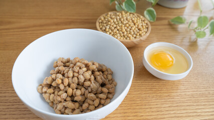 納豆と生大豆と生卵。日本の納豆。