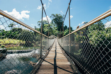 吊り橋を渡り川を越えた先にある絶景 - obrazy, fototapety, plakaty