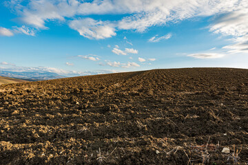 Terreno arato con trattore, Sicilia IT © Davide D. Phstock