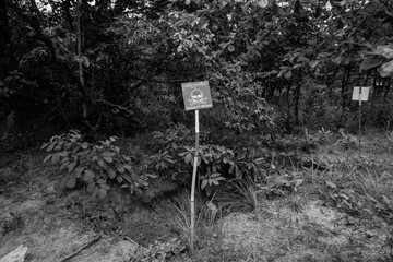 ドクロの看板のある立ち入り禁止危険地域