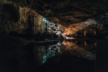 洞窟の隙間から顔を出す光