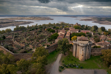 vista aérea de la antigua fortaleza y municipio de Granadilla en la provincia de Cáceres, España