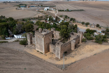 Obraz premium vista aérea del castillo de las aguzaderas en el municipio del Coronil, España