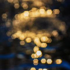 Fototapeta premium Glare bokeh on the surface of the water on a sunny day.