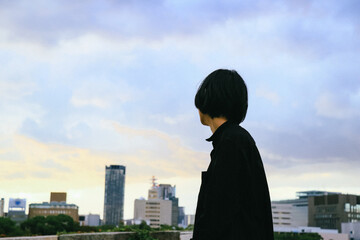 街を眺めるショートヘアの女性