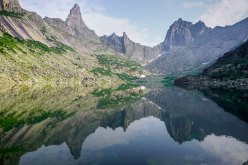 Fototapeta na wymiar Lake of Mountain Spirits and a beautiful mountain range in the Ergaki Natural Park