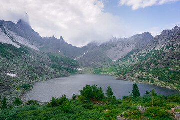 Fototapeta na wymiar Lake of Mountain Spirits and a beautiful mountain range in the Ergaki Natural Park