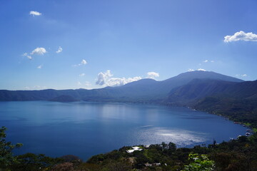 エルサルバドル・サンタアナ近郊 コアテペケ湖の風景