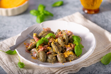 Spinach gnocchi with ham