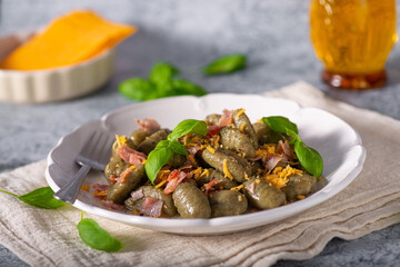 Spinach gnocchi with ham