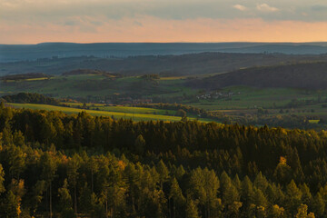 Naklejka premium Ausblick bei Dämmerung in ein Tal im Harz