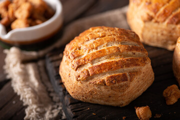 Pork greaves bun