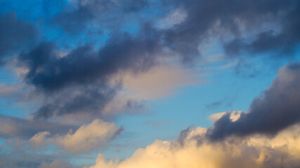 Fototapeta na wymiar Passage de quelques cumulus de beau temps, par une journée ensoleillée