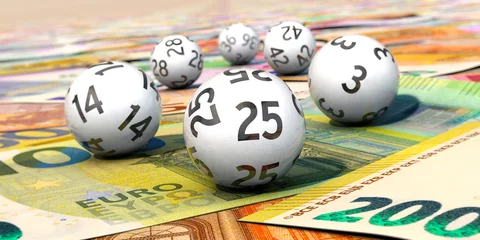 Foto op Plexiglas Lottokugeln liegen auf Euroscheinen © bluedesign
