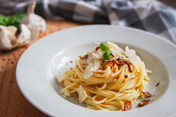 Spaghetti mit geröstetem Knoblauch, frischem Parmesan und Chiliflocken