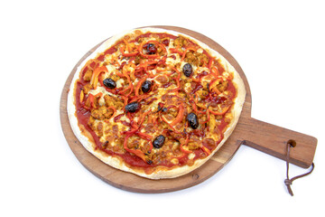 pizza au poulet et poivron isolé sur un fond blanc