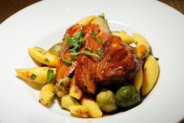 Schweiebraten mit Schupfnudeln, Rosenkohl  und Soße, Braten