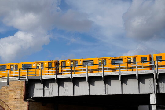 U Bahn auf Stahlbr&uuml;cke