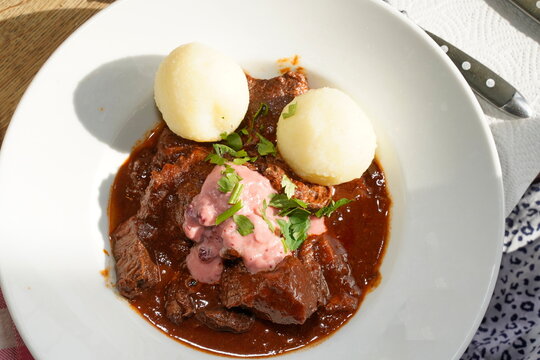 Wildgulasch mit Kartoffelkn&ouml;deln und Preiselbeer Rahmso&szlig;e