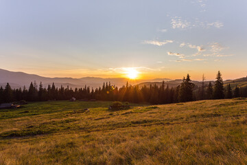 Fototapeta na wymiar sunset in the mountains. sunbeams. rest on mountain tops