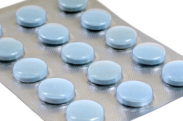 Plaquette de médicaments en gros plan sur fond blanc