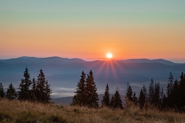 Obraz na płótnie Canvas morning in the mountains. sunrise over the mountain tops. incredible beauty of the mountains.