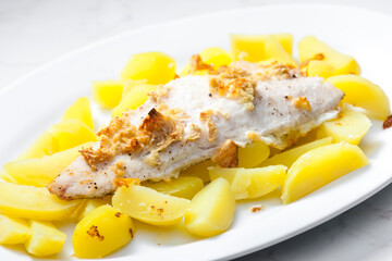 zander on garlic served with cooked potatoes
