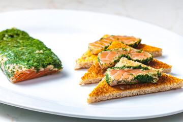 marinated salmon in dill on toast bread