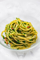 spaghetti with bacon and parsley