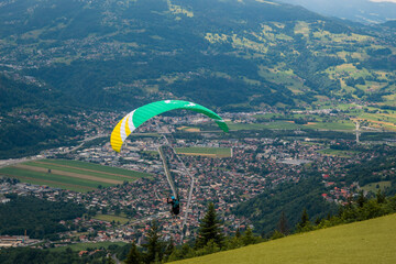 Parachute au dessus de la ville dans les montagnes en France