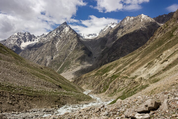 Fototapeta na wymiar Beautiful landscape of snow capped Himalayan mountain peaks rising above a remote valley on the trekking route from Manali to Padum in Zanskar in India.