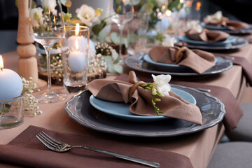 Elegant table setting with beautiful floral decor