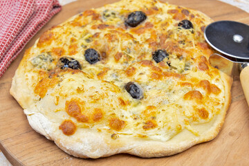 pizza aux fromages sur une table