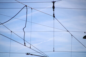 und mehr Hochspannungsleitungen vor blauen Himmel