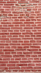 Pared de ladrillos rojos y piedra en fachada monumental de edificio antiguo