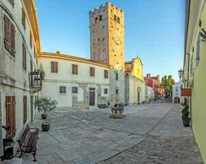 Obraz premium Panorama over the central square of Motovun with St. Stephen's church and city gate at sunrise