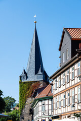 Obraz premium Fachwerkhäuser und Westernturm in Wernigerode