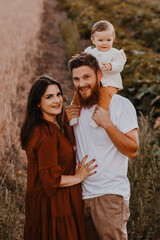 Fototapeta premium Vater Mutter Kind - gemeinsam Zeit verbringen und Natur erleben