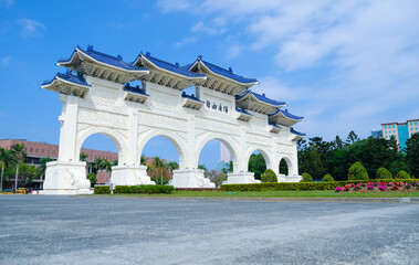 Obraz premium The main gate of National Taiwan Democracy Square of Chiang Kai-Shek Memorial Hall on a sunny day. The meaning of the chinese text on the gate is “liberty square”