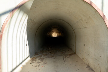 Obraz premium A dimly lit concrete tunnel passage. 