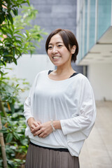 屋外で爽やかに笑う日本人女性
