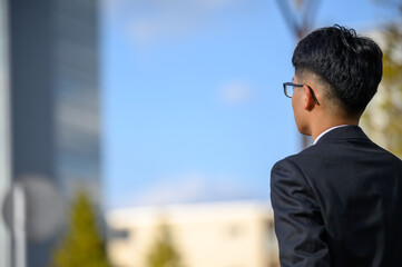 後ろ姿のビジネスマン