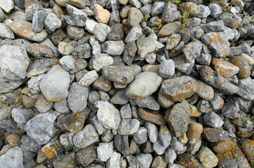 A thick layer of cobblestones of various shapes and sizes