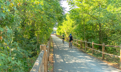 Piste cyclable avec des personnes en vélos.	