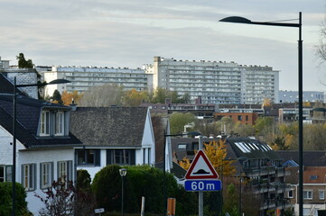Villas et plus loin les barres d'habitations Etrimo dans un paysage d'automne à Woluwe-St-Lambert à Bruxelles