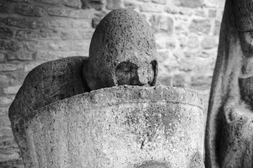 Steinstatue eines Ritters vor einer Mauer